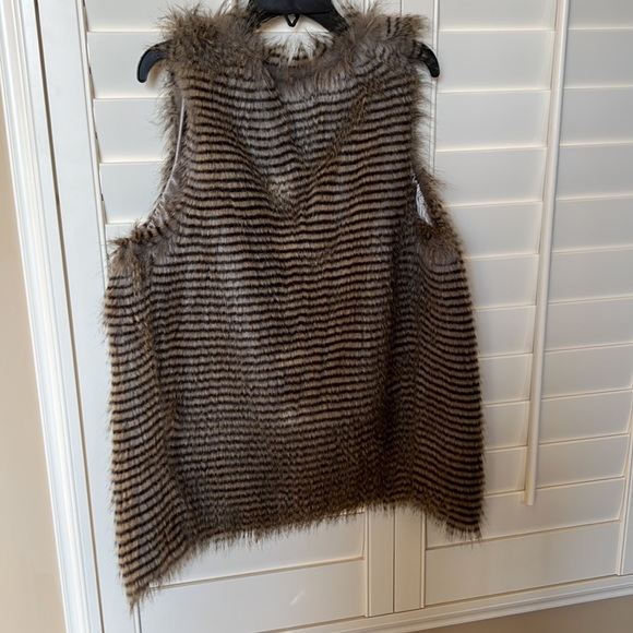 Members Only Faux Fur Vest - Picture 3 of 5